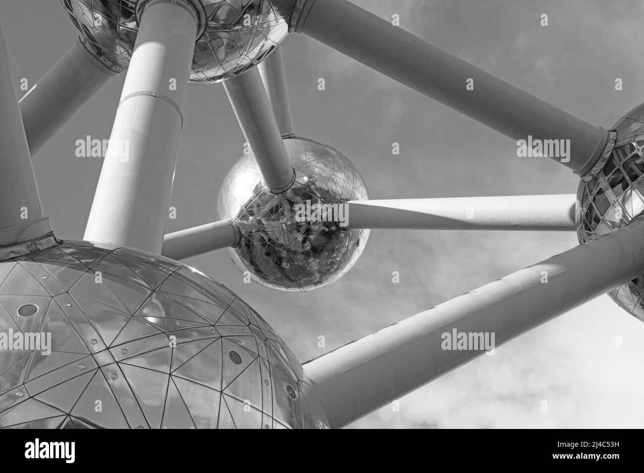 Primo piano del monumento Atomium a Bruxelles, Belgio, in una giornata grigia Foto Stock