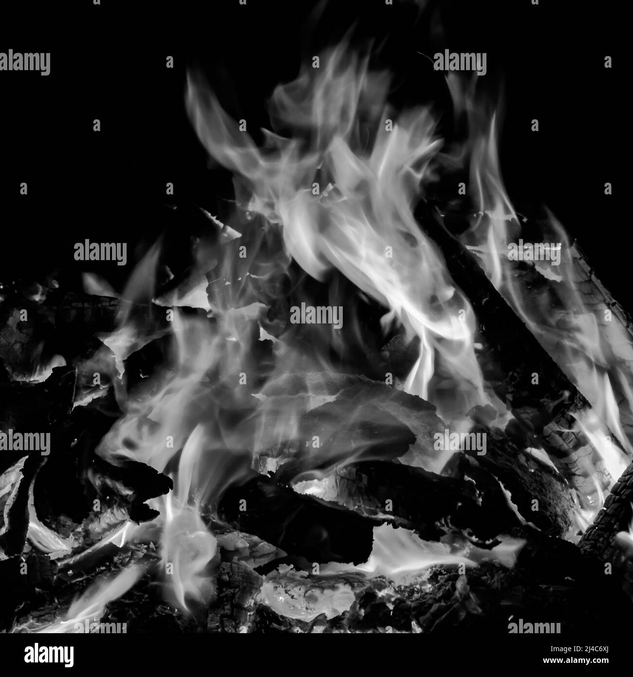 Fuoco fiamme su sfondo nero, fuoco Blaze fiamma trama sfondo, splendidamente, il fuoco è in fiamme, fuoco fiamme con legno e sterco di mucca Bla Foto Stock