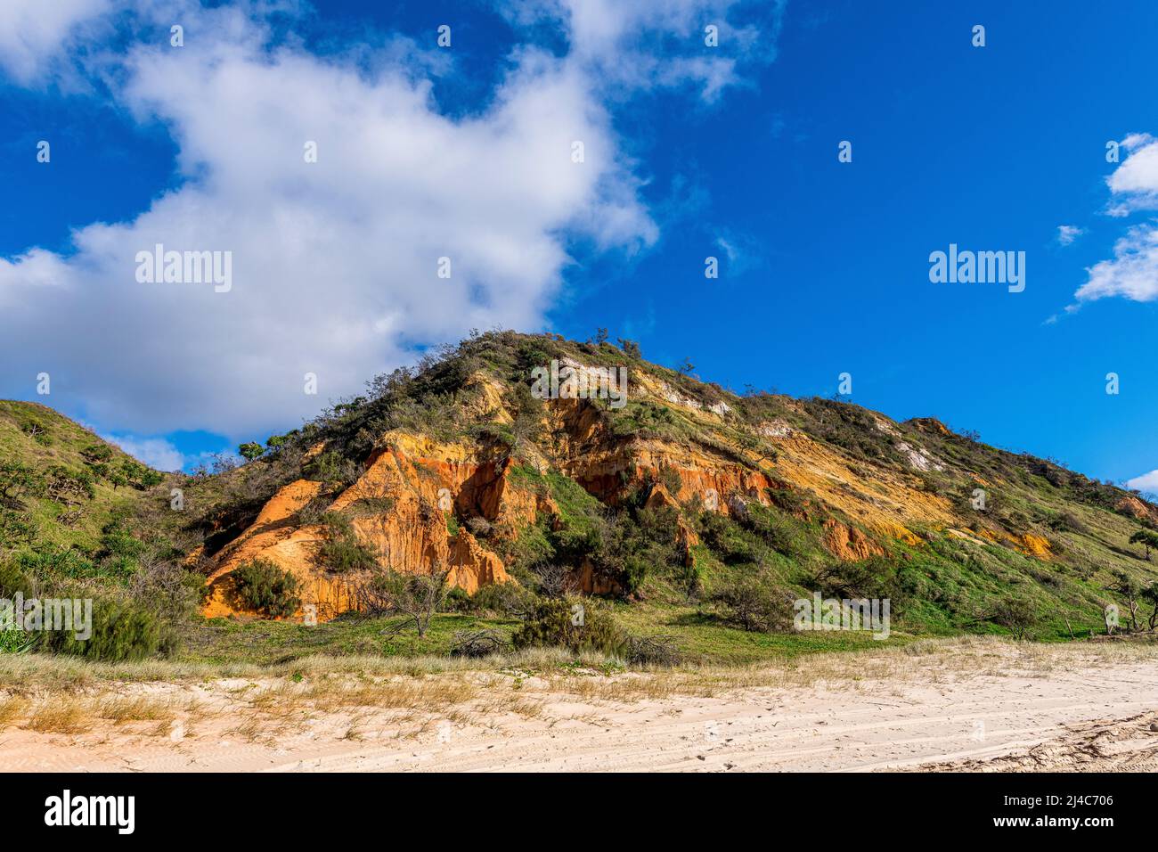Il Red Canyon è una sezione di dune di sabbia colorate sulla costa orientale, lungo Seventy Five Mile Beach a Fraser Island, Queensland, Australia Foto Stock