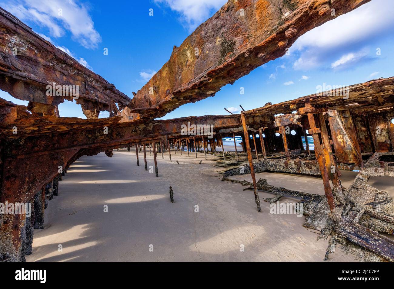 Una vista dall'interno del naufragio Maheno sulla Eastern Beach a Fraser Island, Queensland, Australia Foto Stock