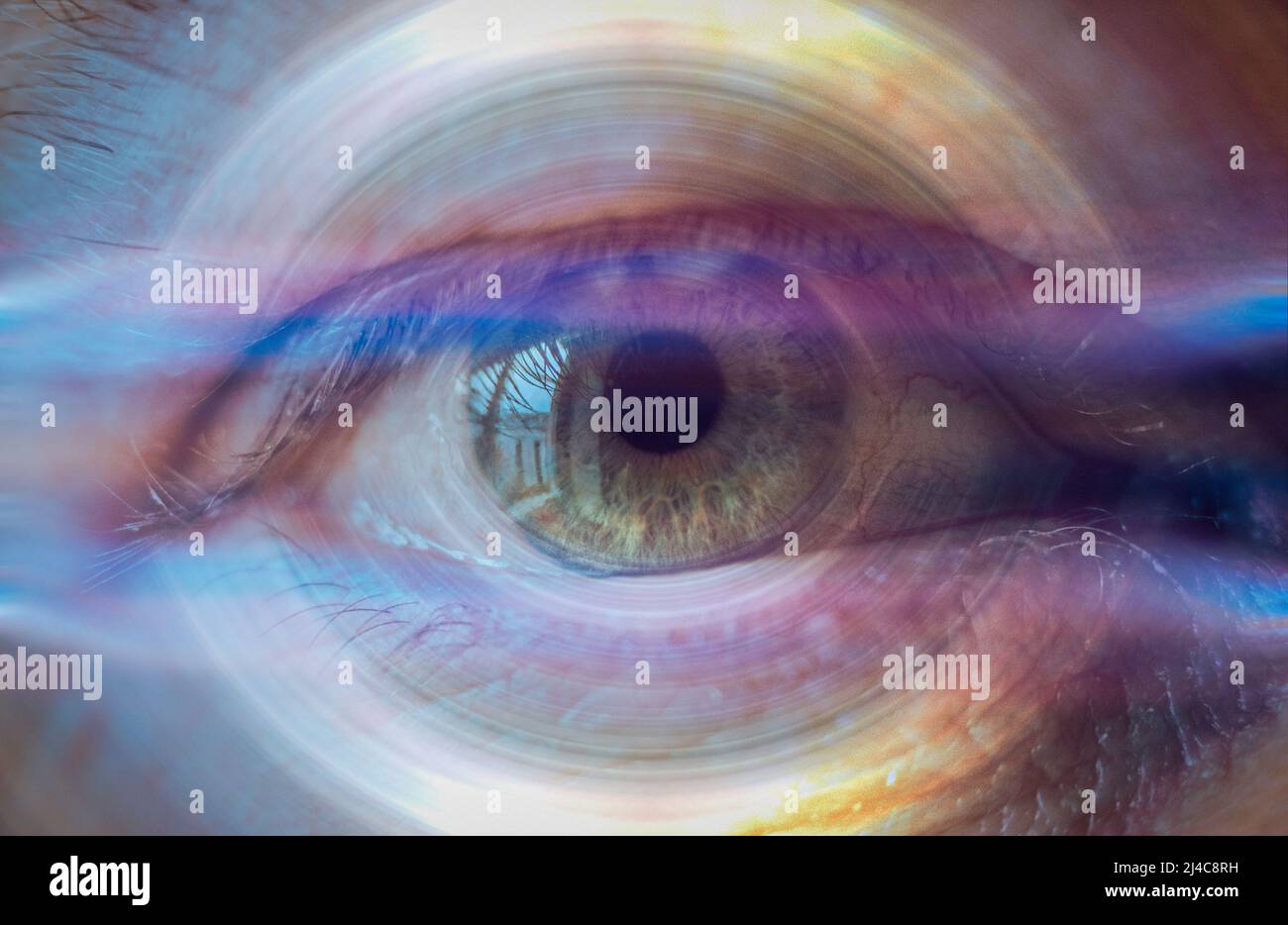Primo piano di un occhio umano blu con un effetto overlay 3D Foto Stock