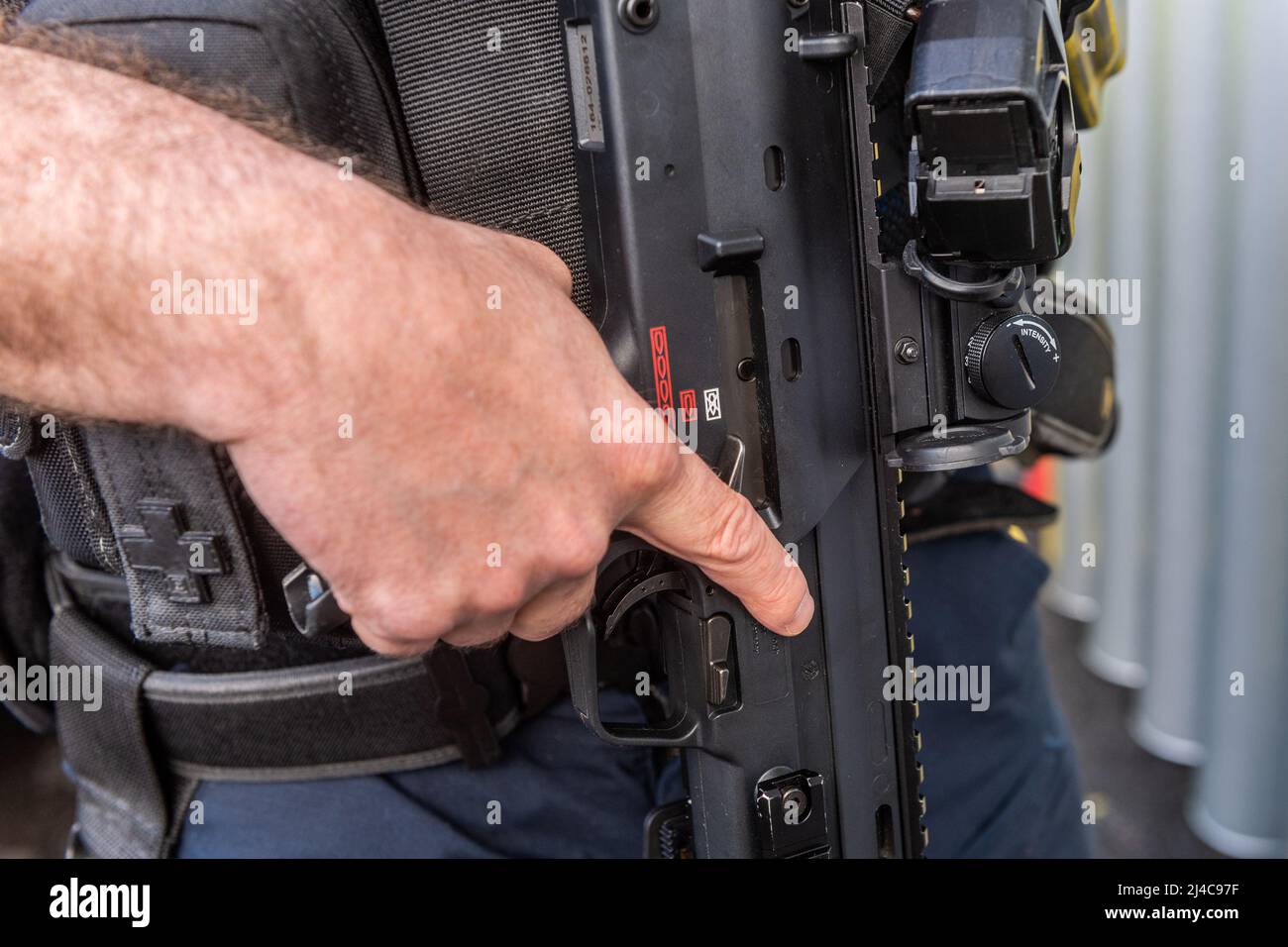 Trigger e viste dettagli del Heckler e Koch MP7 come usato da un Garda Síochána, la forza di polizia irlandese. Foto Stock