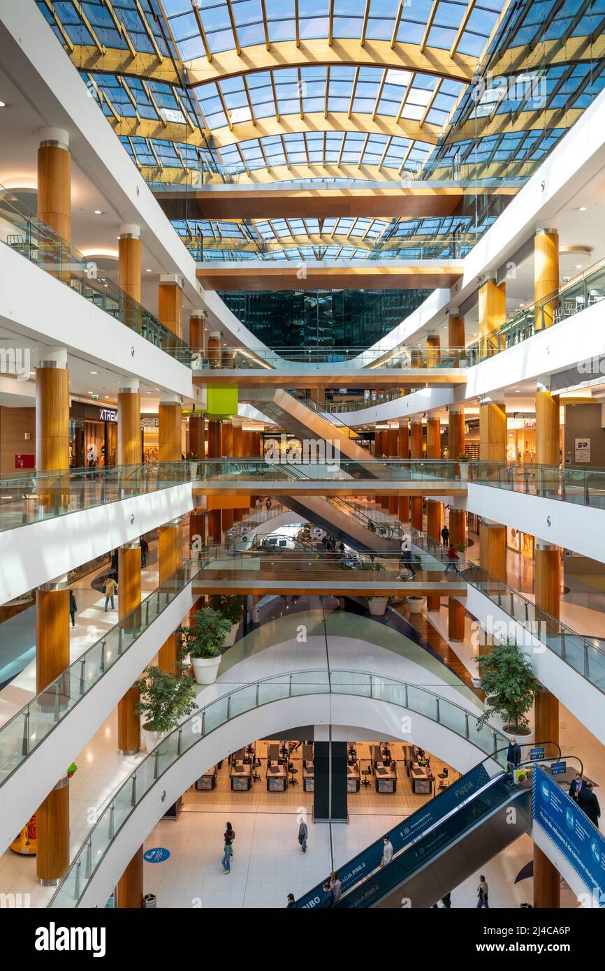 Viseu, Portogallo - 10 aprile 2022: Vista interna del centro commerciale Palacio do Gelo a Viseu Foto Stock