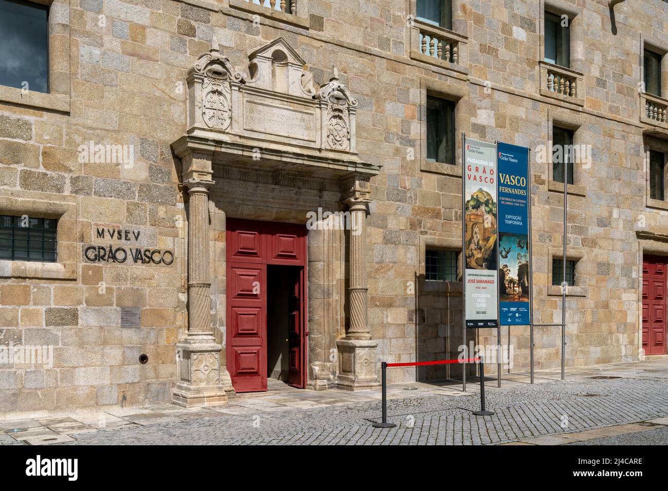 Viseu, Portogallo - 9 Aprile, 2022: Vista dell'ingresso del Museo Nazionale di Grao Vasco nel centro storico di Viseu Foto Stock