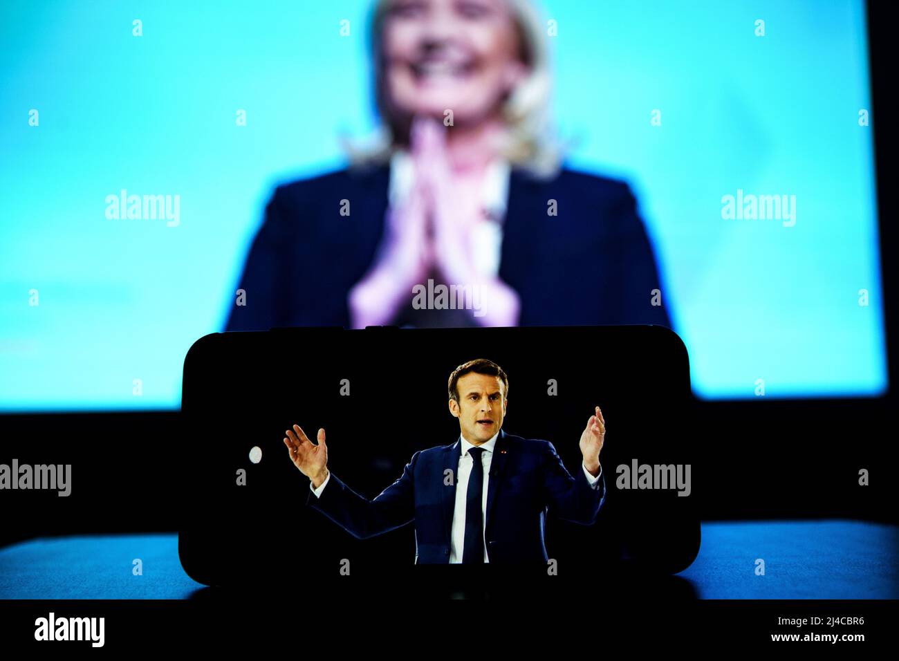 Elezioni presidenziali in Francia del 2022. Il presidente francese Emmanuel Macron sullo sfondo del suo avversario di Marine le Pen. Foto Stock
