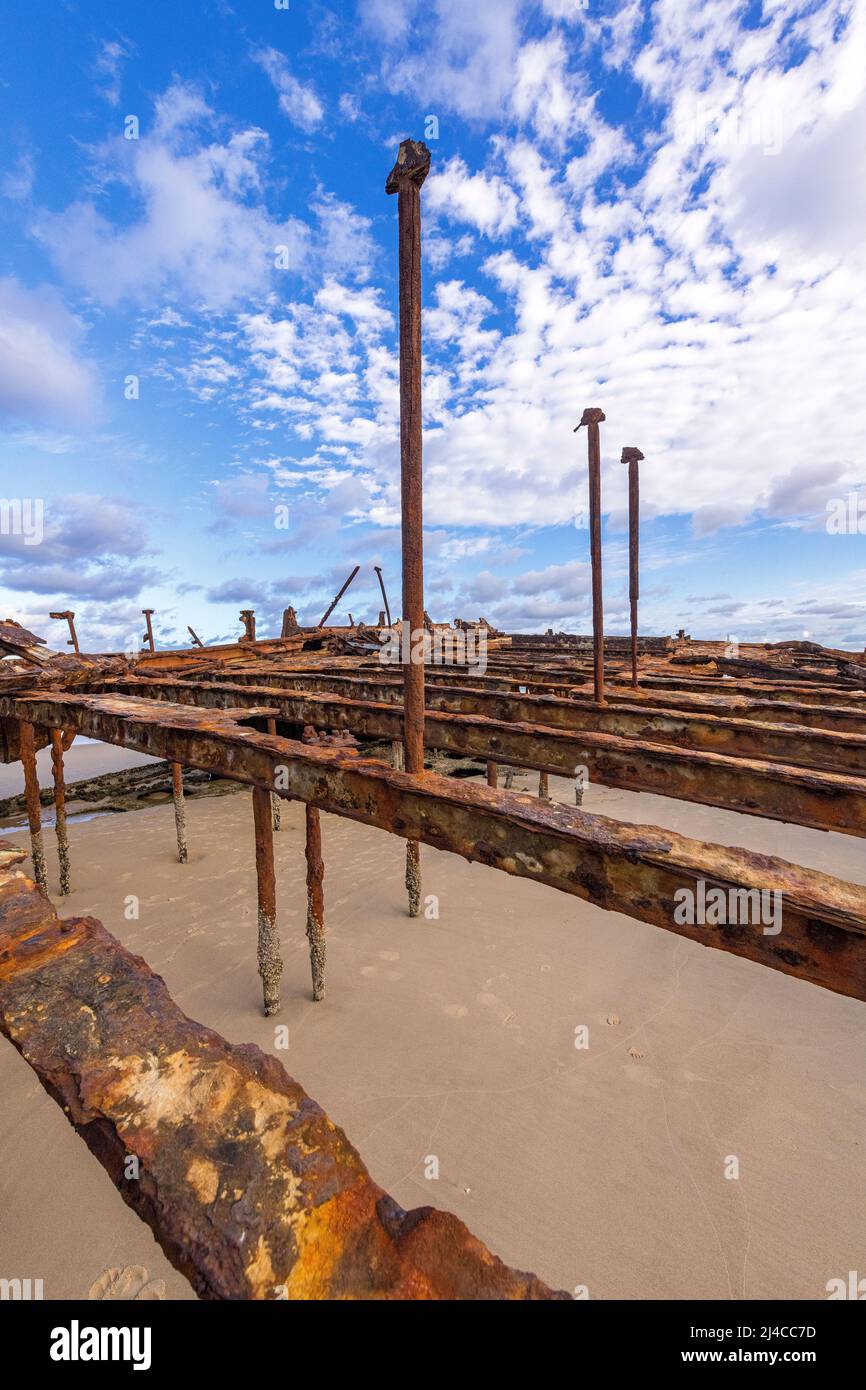 Sotto il ponte del naufragio Maheno sulla Eastern Beach a Fraser Island, Queensland, Australia Foto Stock