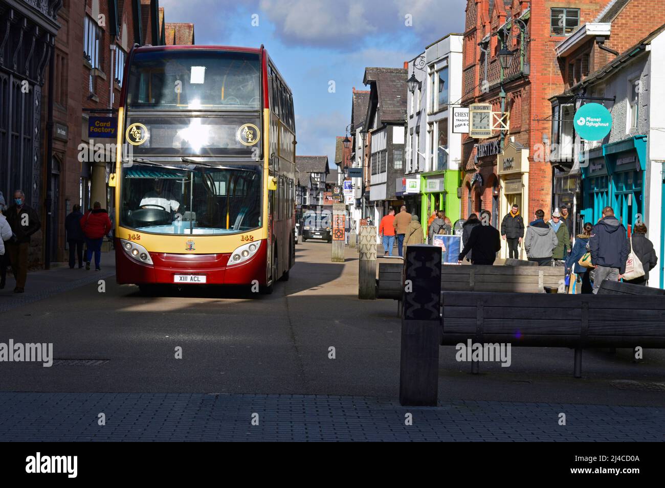 CHESTER. CHESHIRE. INGHILTERRA. 02-10-22. Un autobus su Frodsham Street che è in parte pedonale lungo questa sezione per migliorare l'accesso e la caduta dei piedi. Foto Stock
