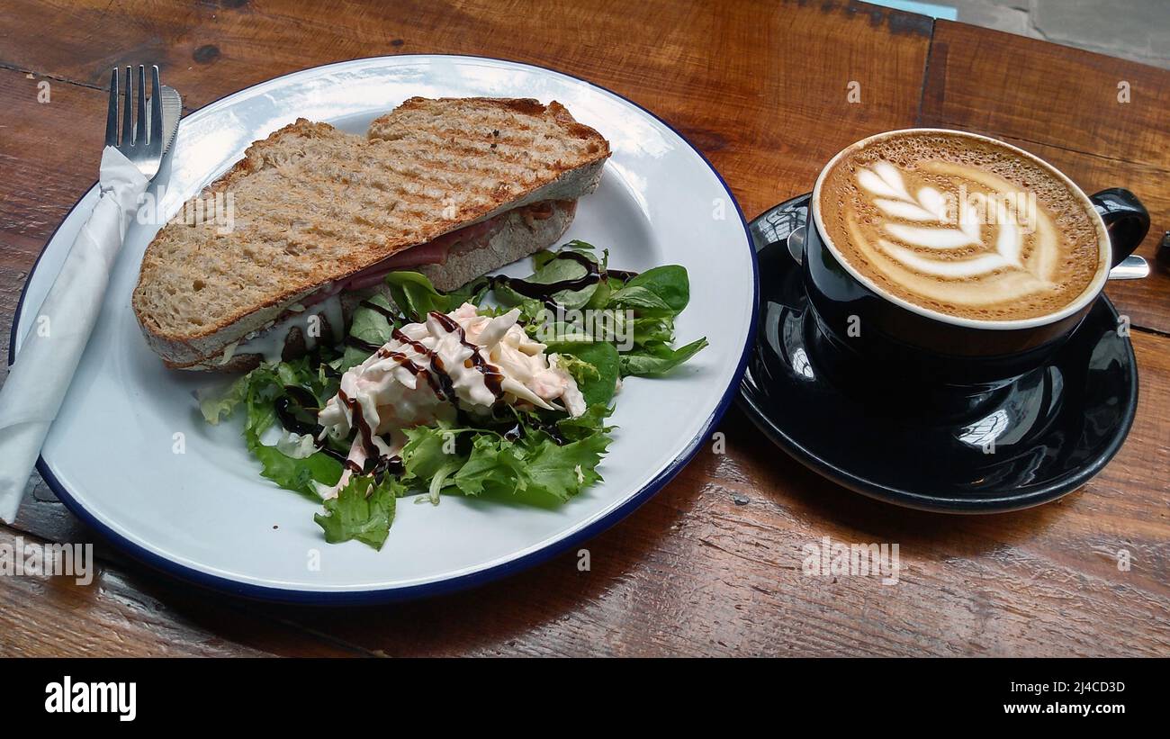 CARDIFF. CAERDYDD; GALLES; 08-11-21. Un panino di formaggio tostato e caffè latte. Foto Stock