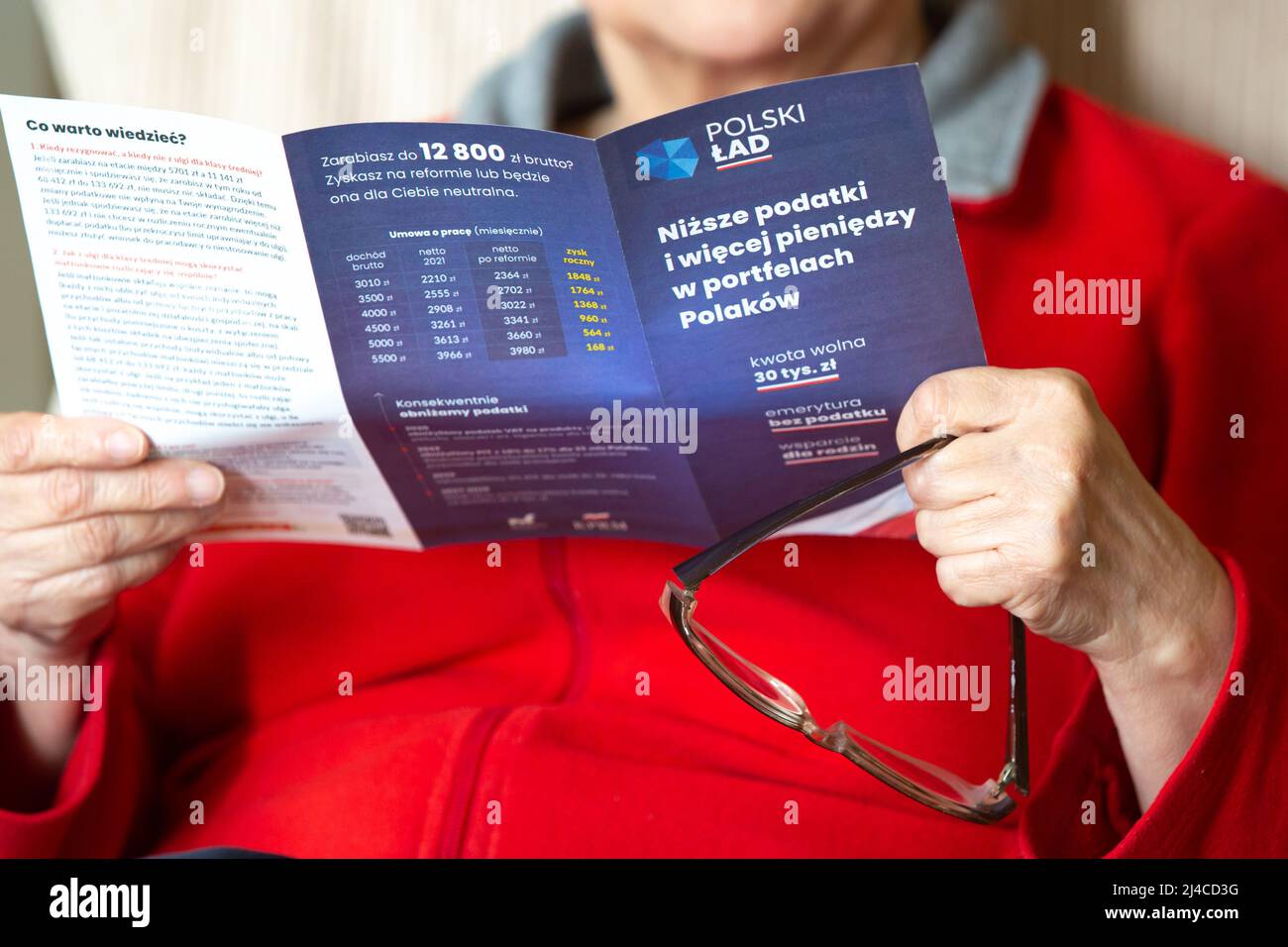 Poznan, Polonia- Marzo 3,2022: Editoriale illustrativo di una donna anziana non identificata che legge il pamphlet 'Polski Lad' (Ordine Polacco). Foto Stock