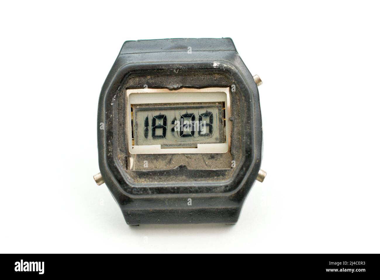 Orologio digitale a LED vintage retro polveroso orologio fuori ordine con display 70s 80s isolato allarme cronografo multifunzionale graffiato acciaio usato Rar Foto Stock