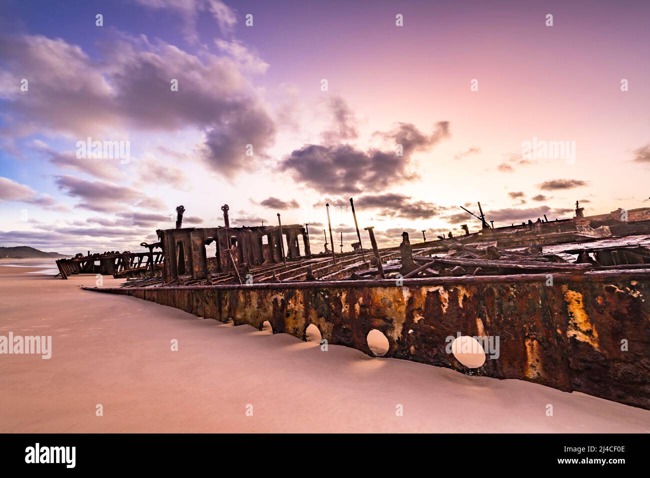 Maheno naufragio all'alba sulla spiaggia orientale di Fraser Island, Queensland, Australia Foto Stock