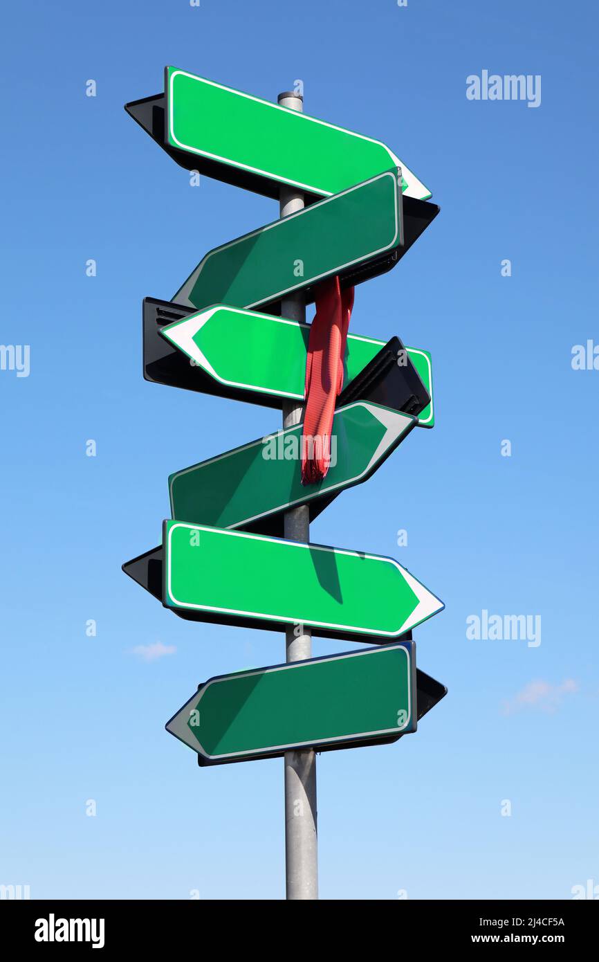 Segnaletica verde vuota contro il cielo blu e le nuvole. Foto Stock