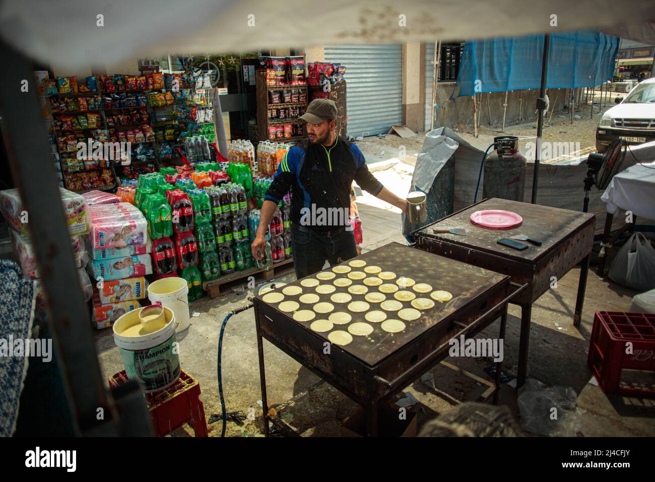 Il venditore palestinese di dolci fornisce 'Qatayef' dolci durante il mese santo del Ramadan a Gaza City, Palestina il 13 aprile 2022. Foto di Ramez Habboub/ABACAPRESS.COM Foto Stock