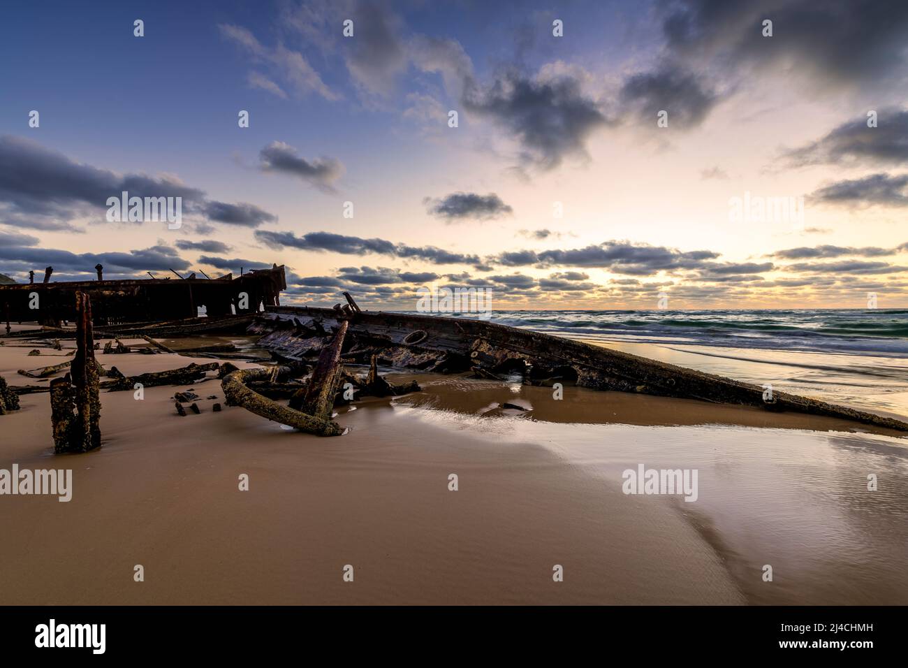 Naufragio Maheno all'alba sulla Seventy Five Mile Beach a Fraser Island, Queensland, Australia Foto Stock