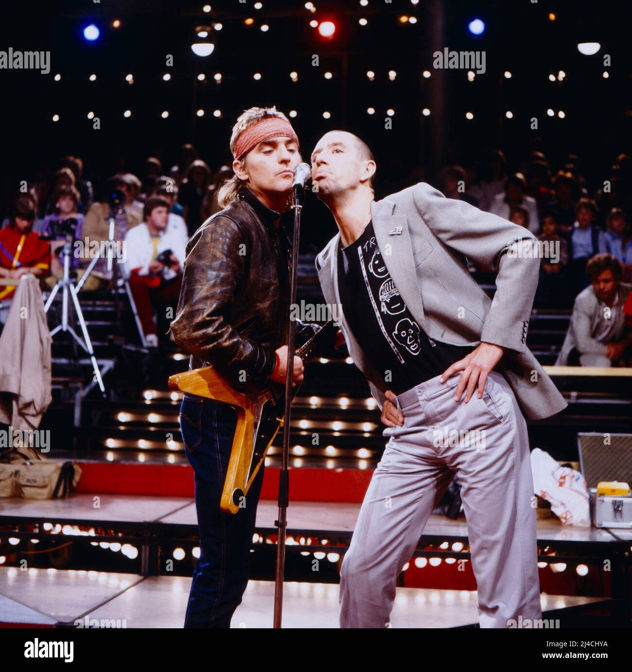 ZDF Hitparade, Musiksendung, Trio, deutsche Band, im Bild: Gitarrist Kalle Krawinkel, Sänger Stephan Remmler, Deutschland, 1983. ZDF Hitparade, show grafico, Trio, banda tedesca, sulla foto: Chitarrista Kralle Krawinkel, cantante Stephan Remmler, Germania, 1983. Foto Stock