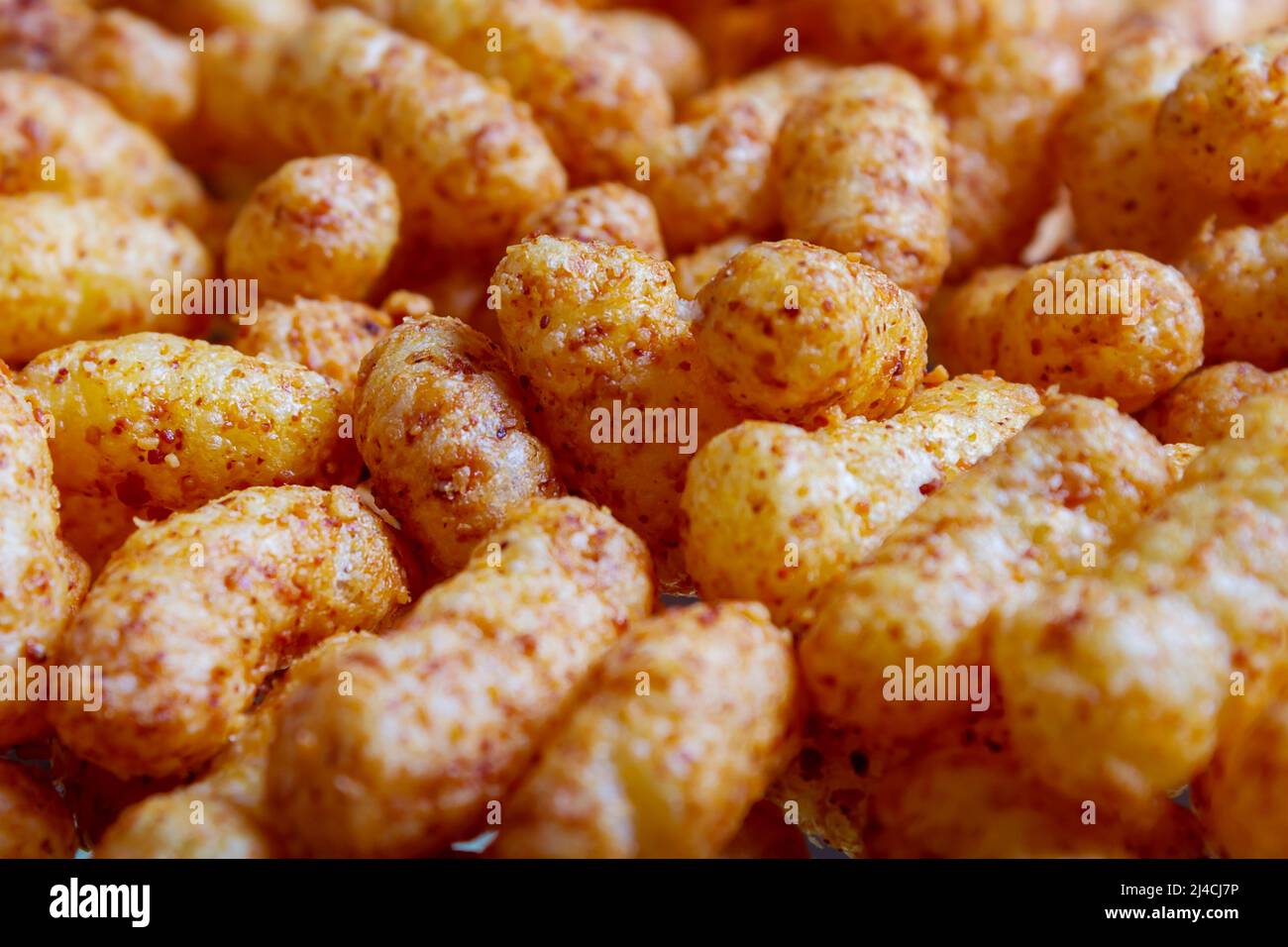 Spuntini alle arachidi di mais soffiato sul piatto. Primo piano. Foto Stock