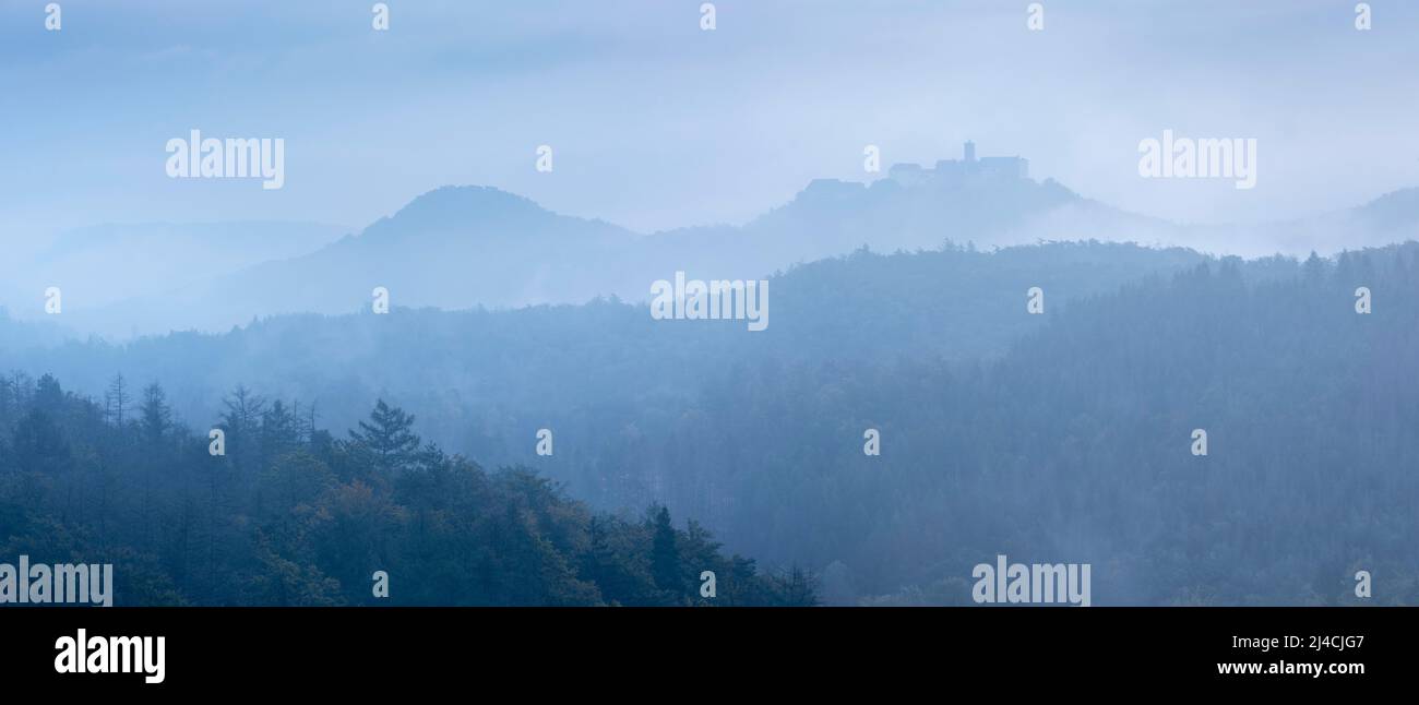 Vista dal Rennsteig sulla Foresta Turingia al Castello di Wartburg nella nebbia, vicino a Eisenach, Turingia, Germania Foto Stock