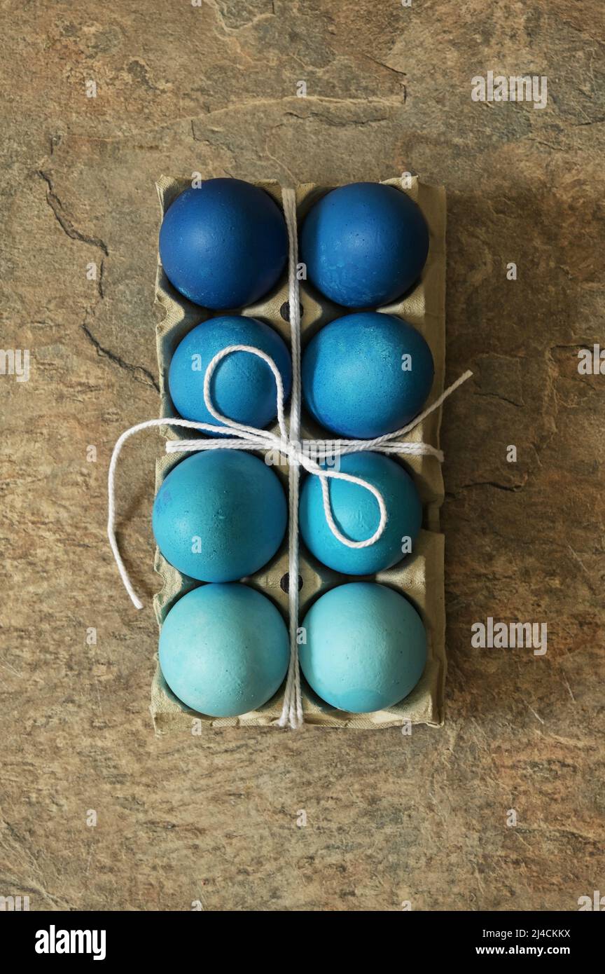 Primo piano uova di Pasqua rustiche impaccamento Blue colore Gradient Foto Stock