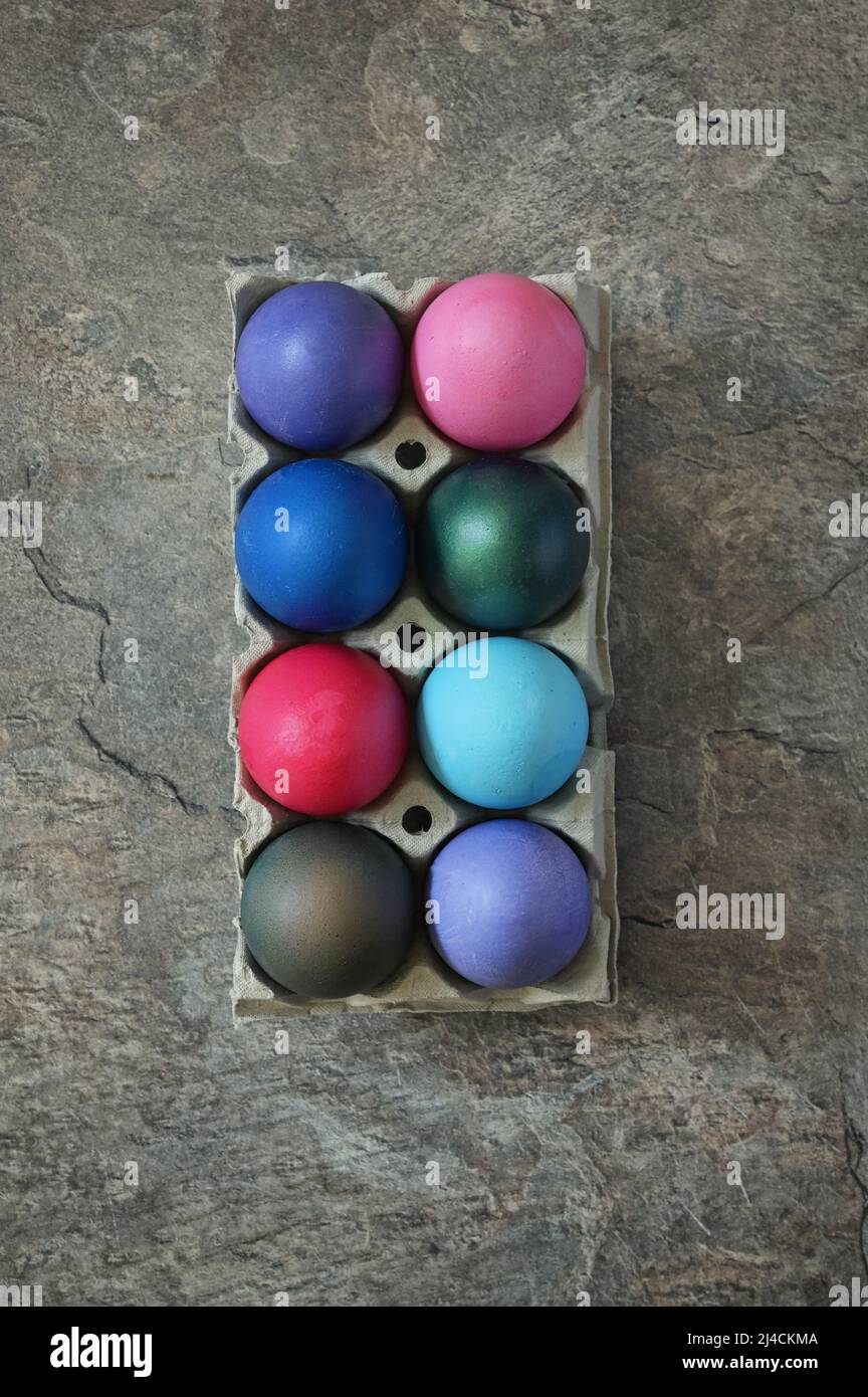 Primo piano uova di Pasqua imballaggio Blu Gradient colore Foto Stock