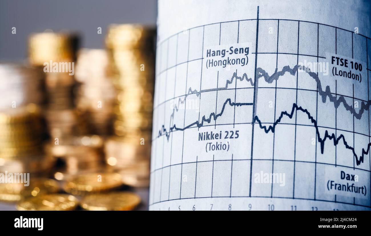 I prezzi fluttuanti di Nikkei, Hang Seng, Dax e FTSE con pile di denaro sullo sfondo come simbolo per tempi turbolenti sulla borsa Foto Stock