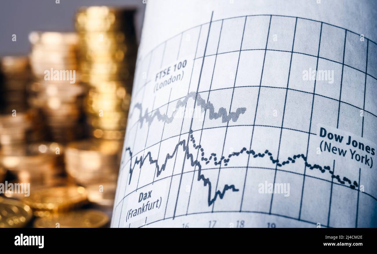 I prezzi fluttuanti di Dax, Dow Jones e FTSE con pile di denaro sullo sfondo come simbolo per tempi turbolenti sulla borsa Foto Stock