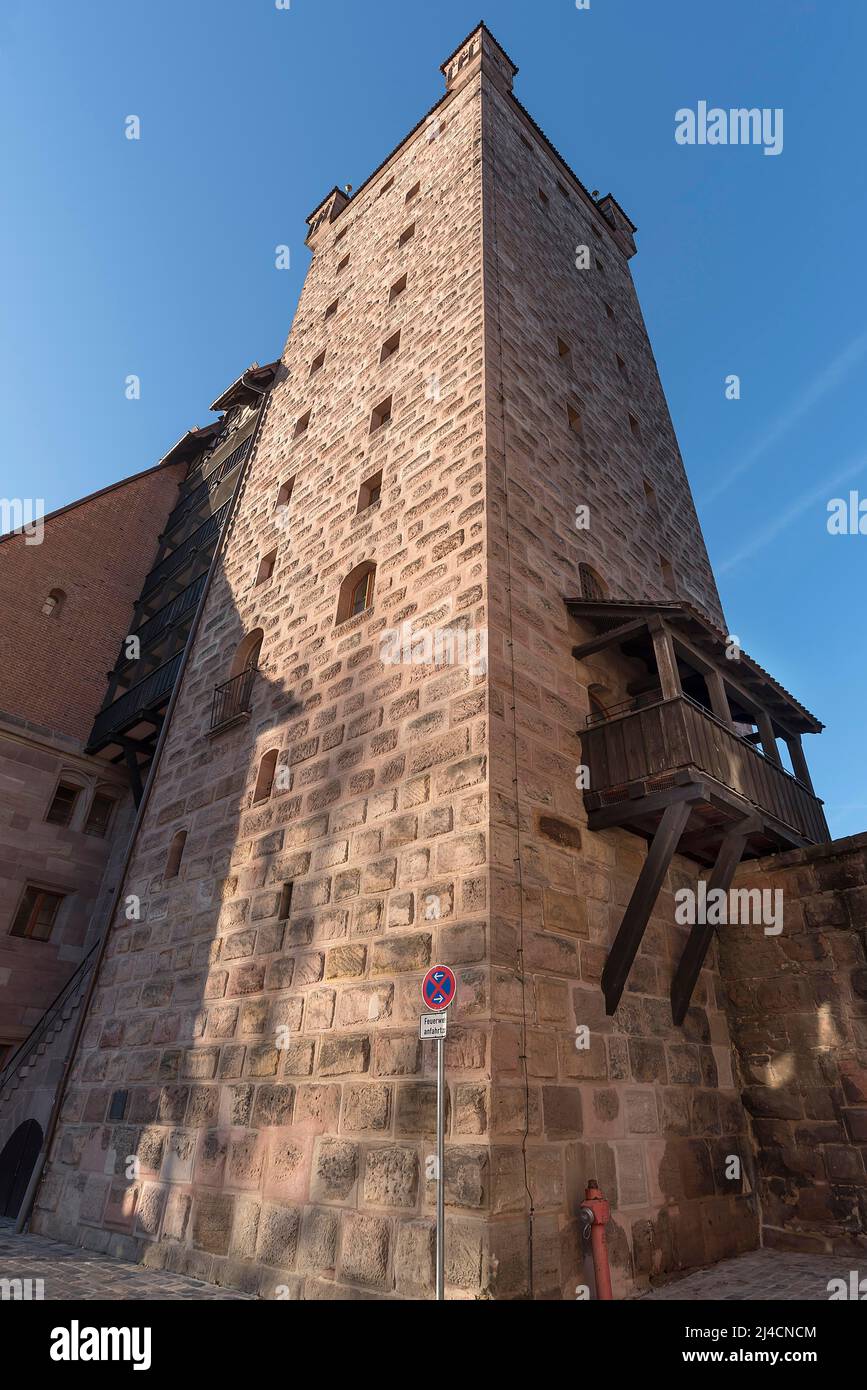 Torre storica di Luginsland, torre di avvistamento costruita nel 1377, Kaiserburg, Norimberga, Franconia media, Baviera, Germania Foto Stock