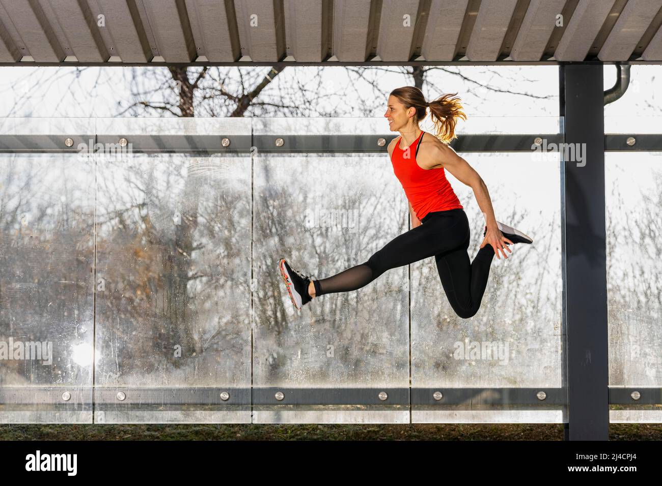 Jumping, donna che fa allenamento fitness, Schorndorf, Baden-Wuerttemberg, Germania Foto Stock