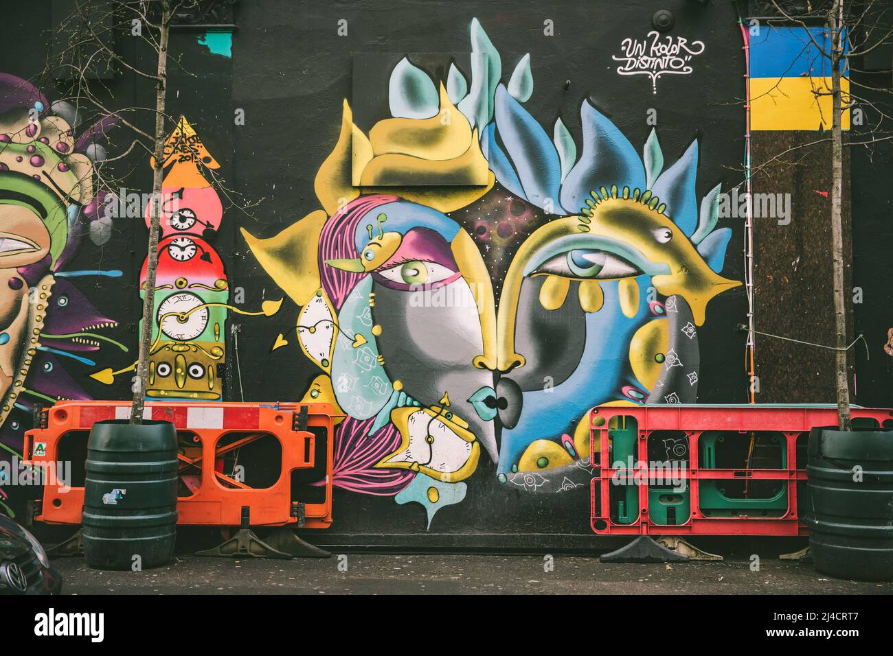 Shoreditch, Londra, Regno Unito - 14 aprile 2016: Murale della Street art di East London, con alcune barriere di sicurezza davanti ad esso. Il murale è un'immagine astratta. Foto Stock