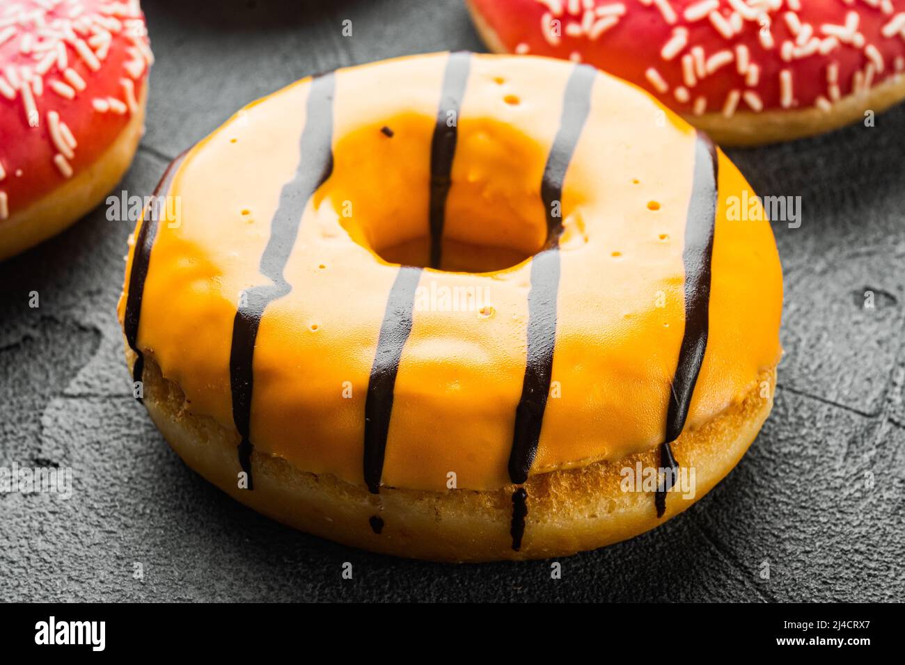 Arancio Donut, su sfondo grigio Foto Stock