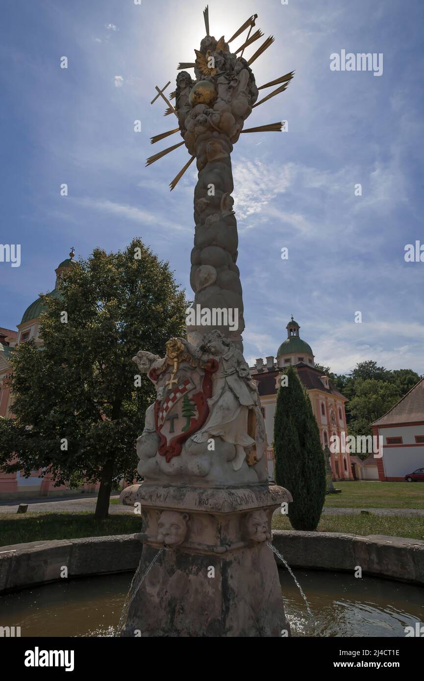 Colonna della Santissima Trinità dal 1704 nell'Abbazia cistercense Klosterstift St. Marienthal an der Neisse, alta Lusatia, Sassonia, Germania Foto Stock