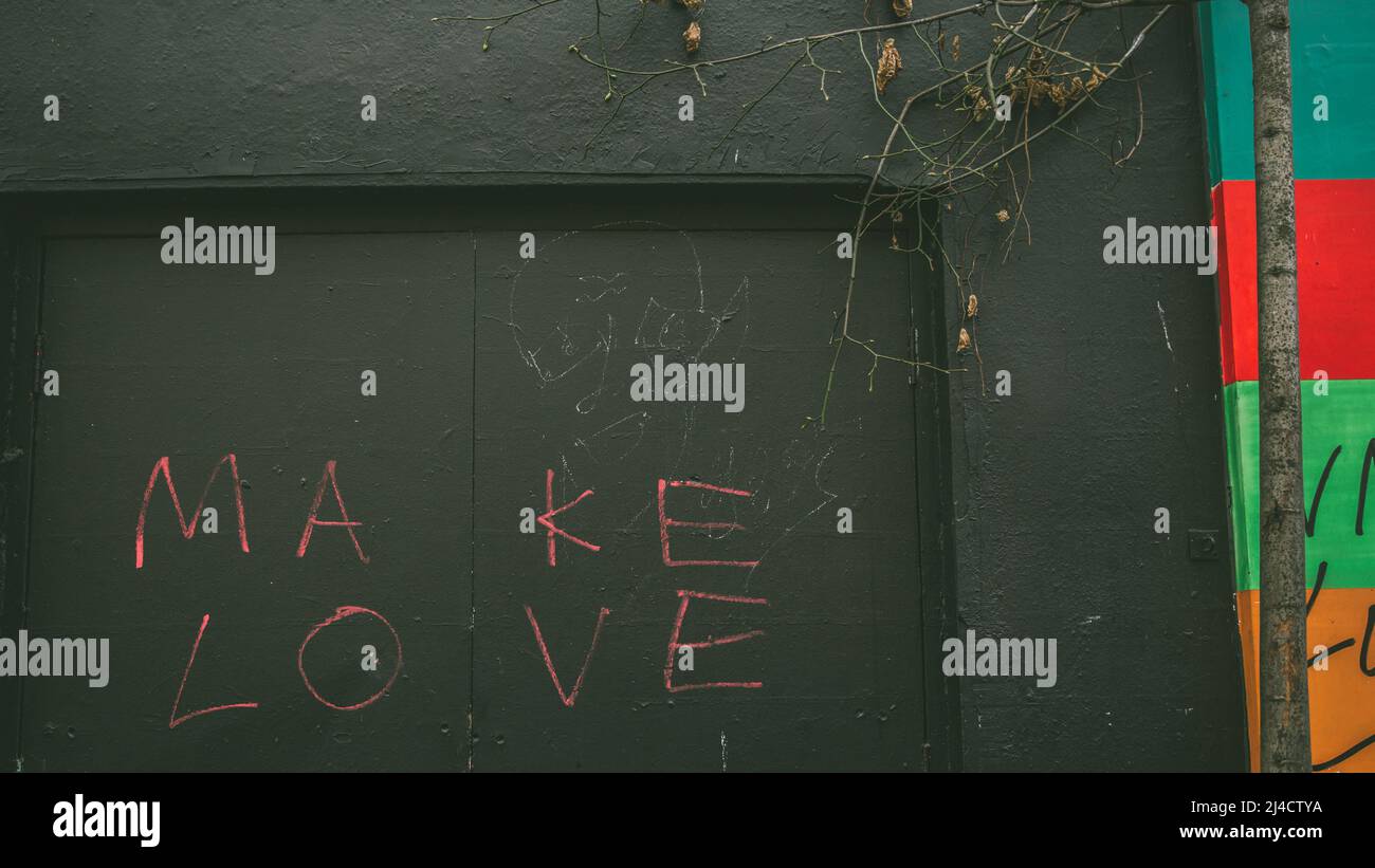 Shoreditch, Londra, Regno Unito - 14 aprile 2016: Dettaglio di alcune Street art di East London, con le parole 'MAKE LOVE', inscritto su una porta. Foto Stock