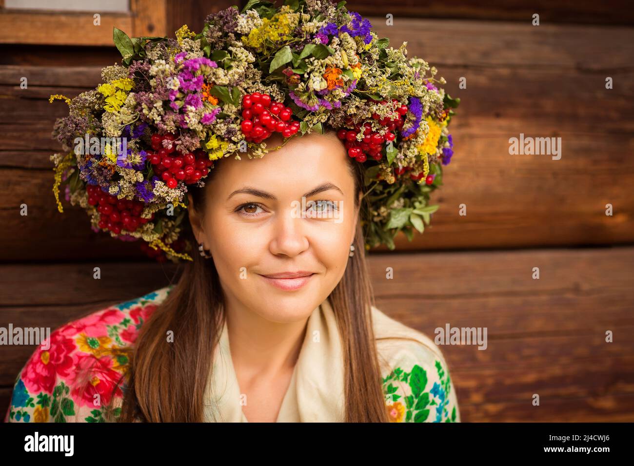 Giovane graziosa donna ucraina con una corona di erbe secche sulla testa Foto Stock