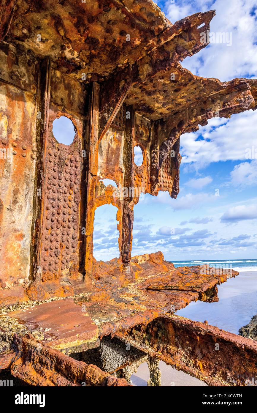 Un primo piano di una sezione rotta del lato a tribordo del naufragio Maheno sulla Seventy Five Mile Beach, Fraser Island, Queensland, Australia Foto Stock