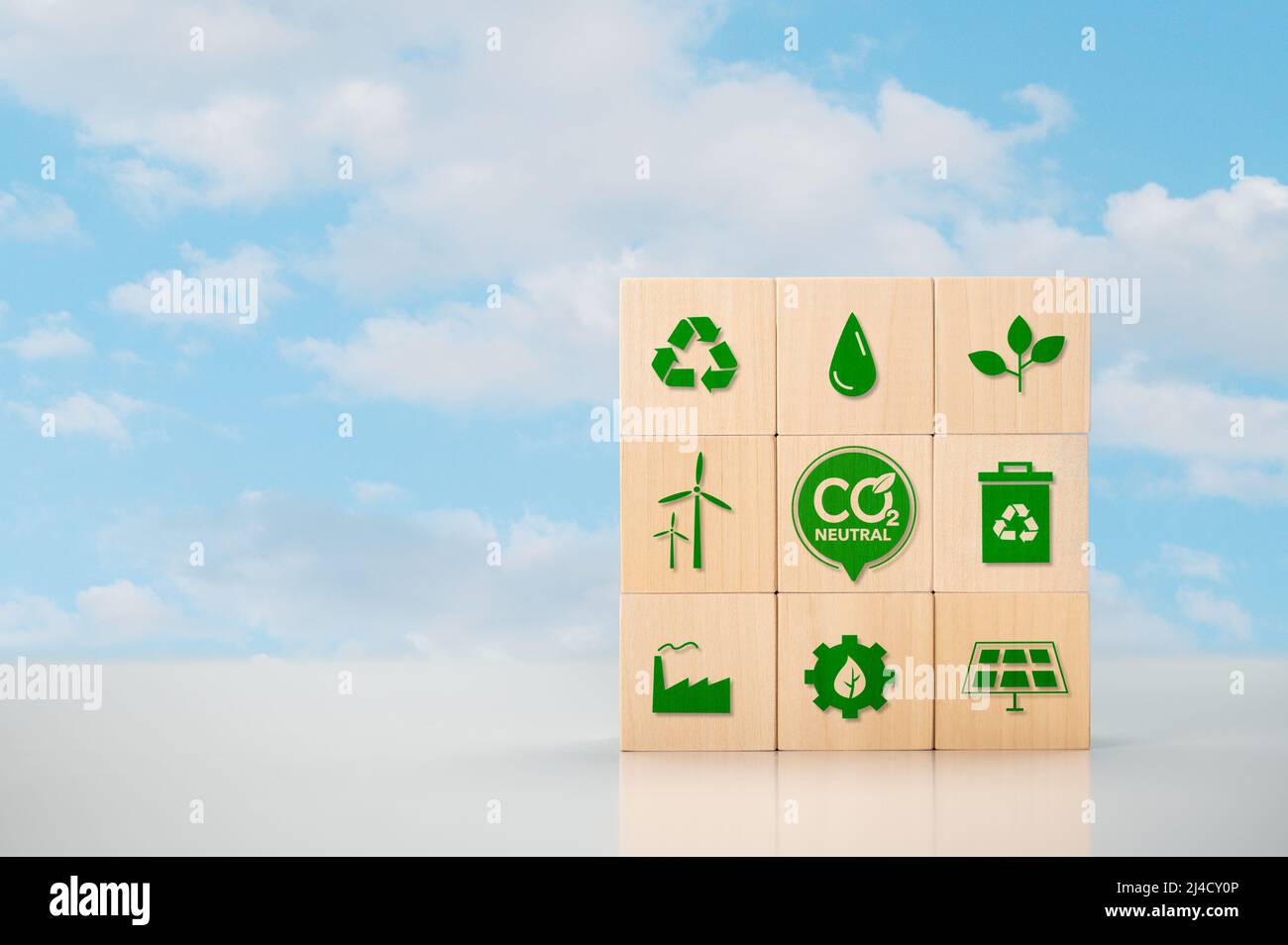CO2 impegno neutrale nel mondo degli affari, della finanza e dell'industria per ridurre le emissioni di anidride carbonica e limitare il riscaldamento globale e il cambiamento climatico. cubi di legno Foto Stock