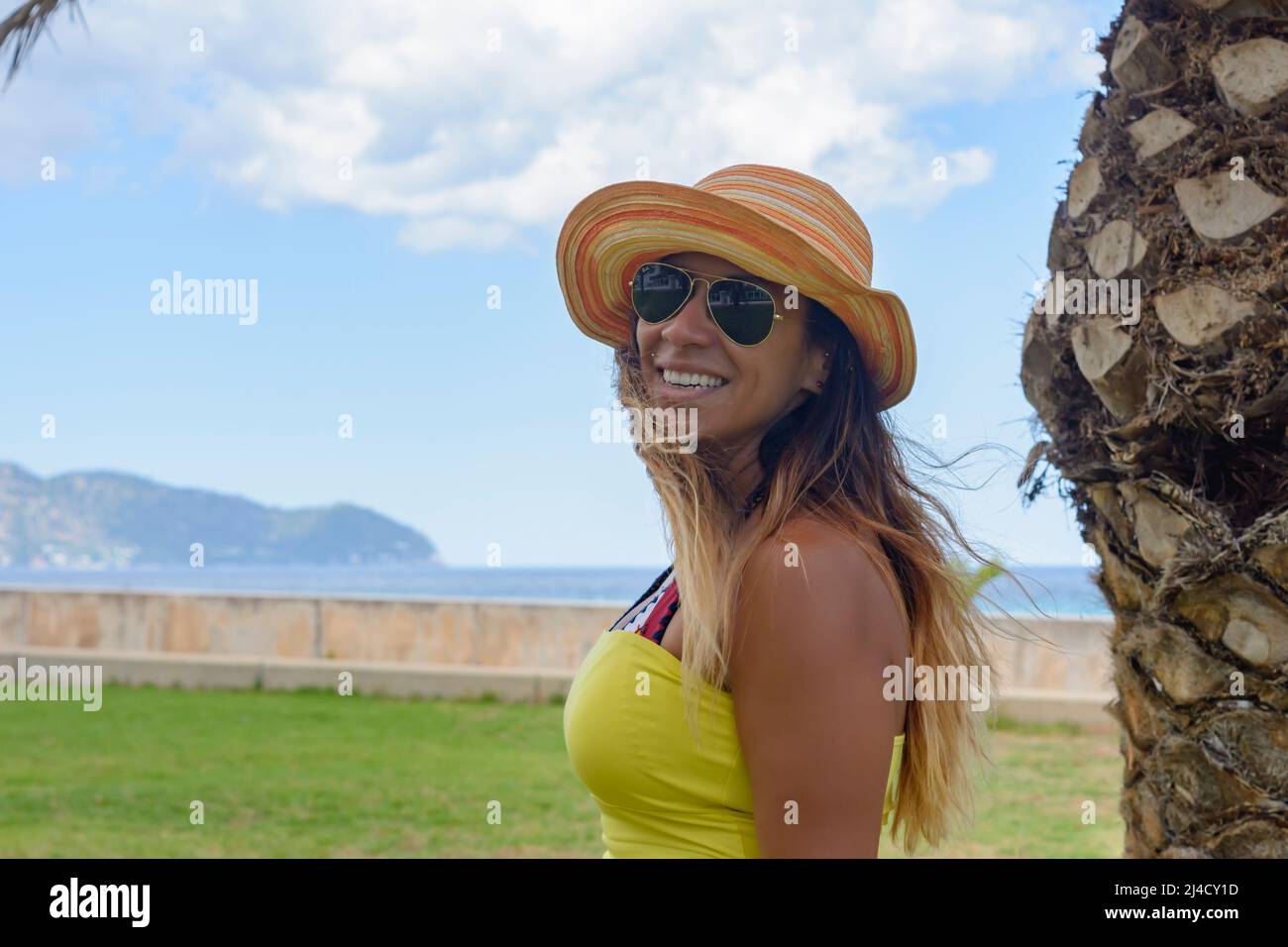 bella e felice donna latina con capelli lunghi sorridenti, avendo un buon tempo, in vacanza a maiorca holligods concetto Foto Stock