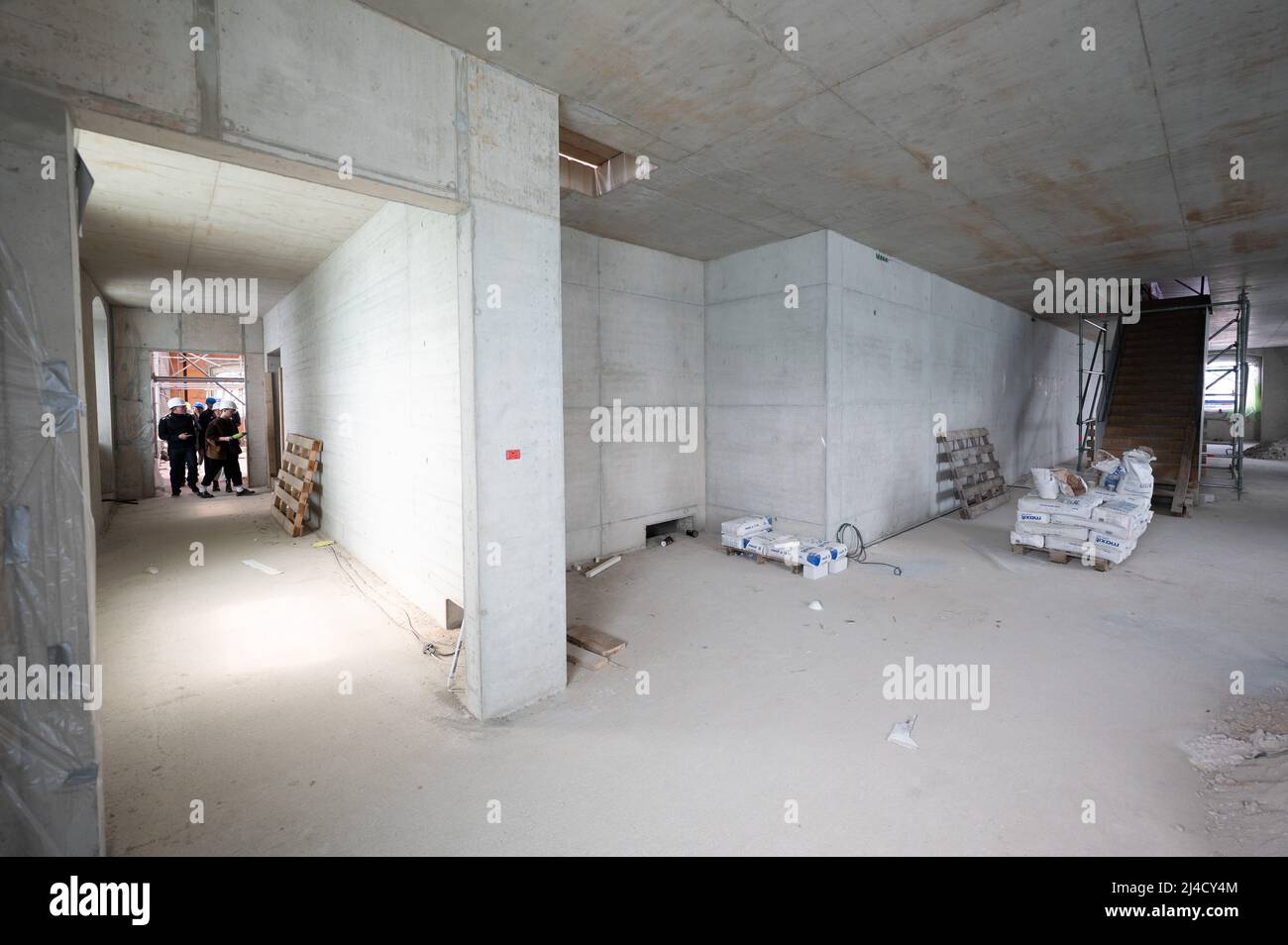 Dresda, Germania. 14th Apr 2022. Partecipanti a un tour stampa stand in un cantiere nel Blockhaus. L'edificio in stile barocco è stato sottoposto a numerosi lavori di ristrutturazione dal 2019 e sarà consegnato alle collezioni d'arte statale di Dresda nel 2023 per ospitare l'Archivio dell'Avant-Garde. Credit: Sebastian Kahnert/dpa/Alamy Live News Foto Stock