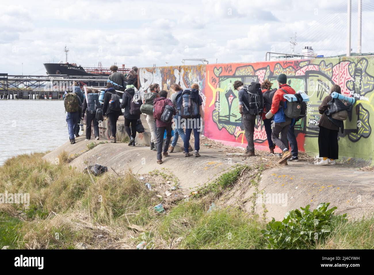 Navigator Terminal, Thurrock, Essex, Regno Unito Una seconda azione lo stesso giorno ha visto venti solo Stop Oil manifestanti tentare una massiccia tregua. Il tentativo è stato ostacinato presto con la sicurezza chiamare rapidamente la polizia e fermare i tentativi di salire sulle recinzioni. Due manifestanti si sono incollati al muro del mare e tutti sono stati arrestati Foto Stock