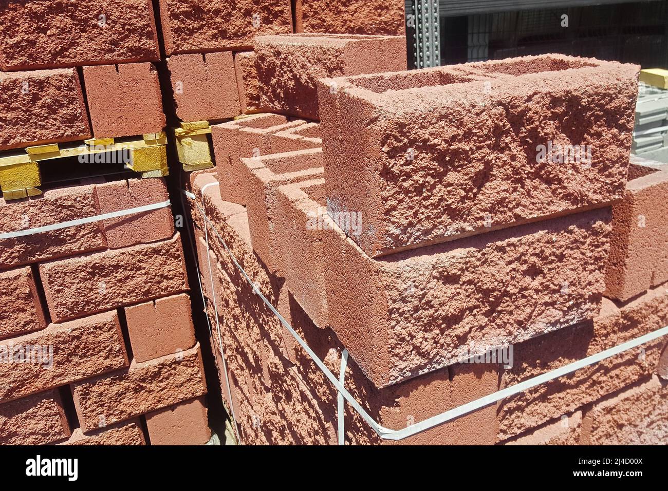 Blocchi spliter rosso cavi mattoni impilati su pallet per la vendita. Foto Stock