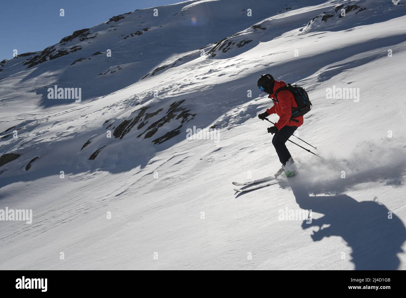 Sciatore che naviga lungo una montagna polverosa Foto Stock Sciatore che naviga lungo una montagna polverosa Foto Stock