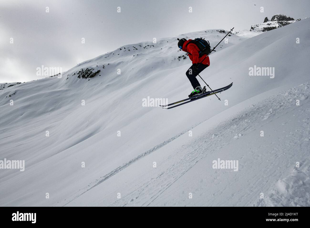 Sciatore che vola su un pendio polveroso Foto Stock Sciatore che vola su un pendio polveroso Foto Stock