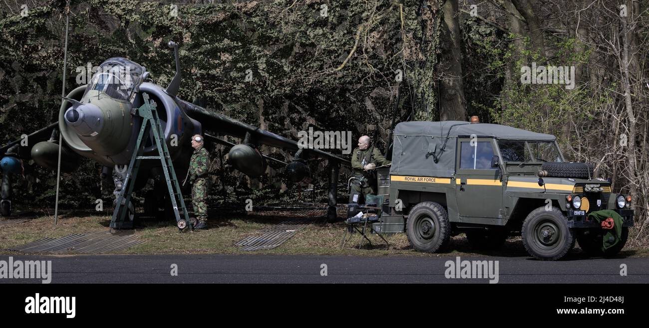 Harrier GR.3 e Land Rover alla RAF Wittering, Cambridgeshire, Regno Unito Foto Stock