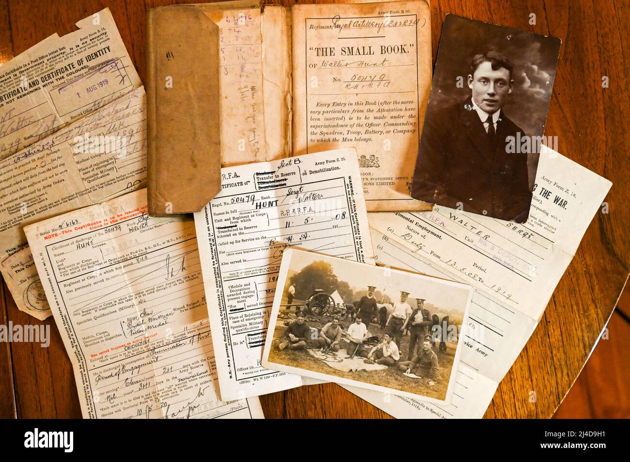 Prima Guerra Mondiale soldato Sgt Walter Caccia dell'Artiglieria Cavallo vecchie fotografie e piccolo libro di registrazione Foto Stock
