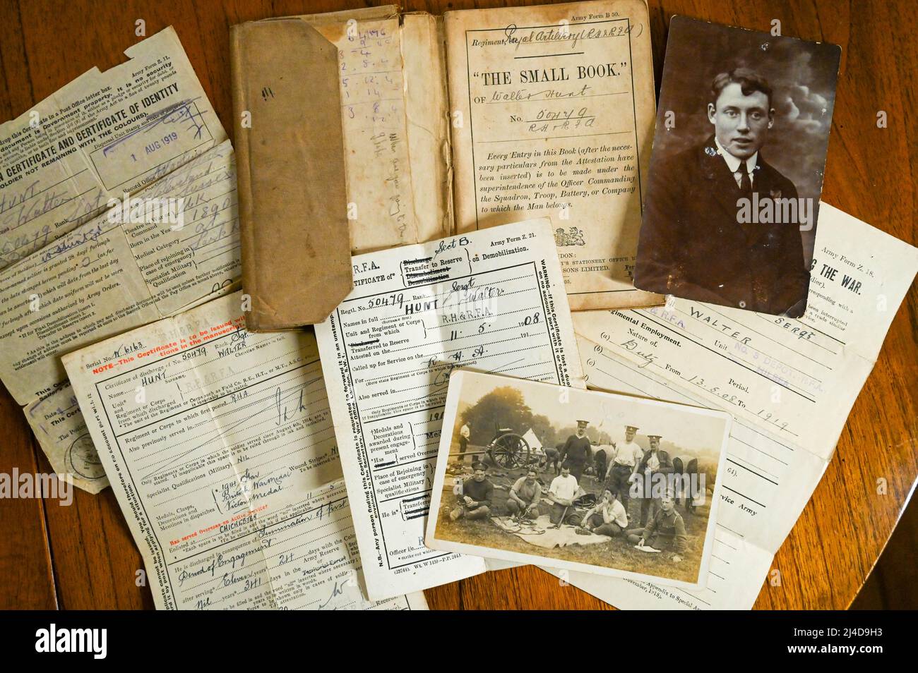 Prima Guerra Mondiale soldato Sgt Walter Caccia dell'Artiglieria Cavallo vecchie fotografie e piccolo libro di registrazione Foto Stock
