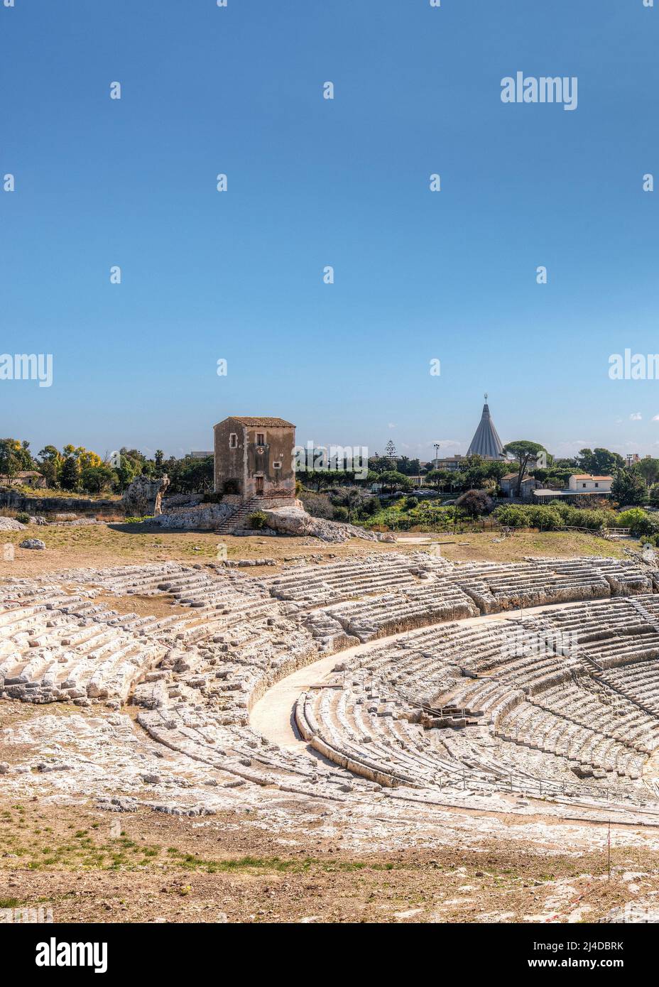 La casa del mugnaio all'interno del parco archeologico di Neapolis a Siracusa in Sicilia e parte del famoso teatro greco. Foto Stock