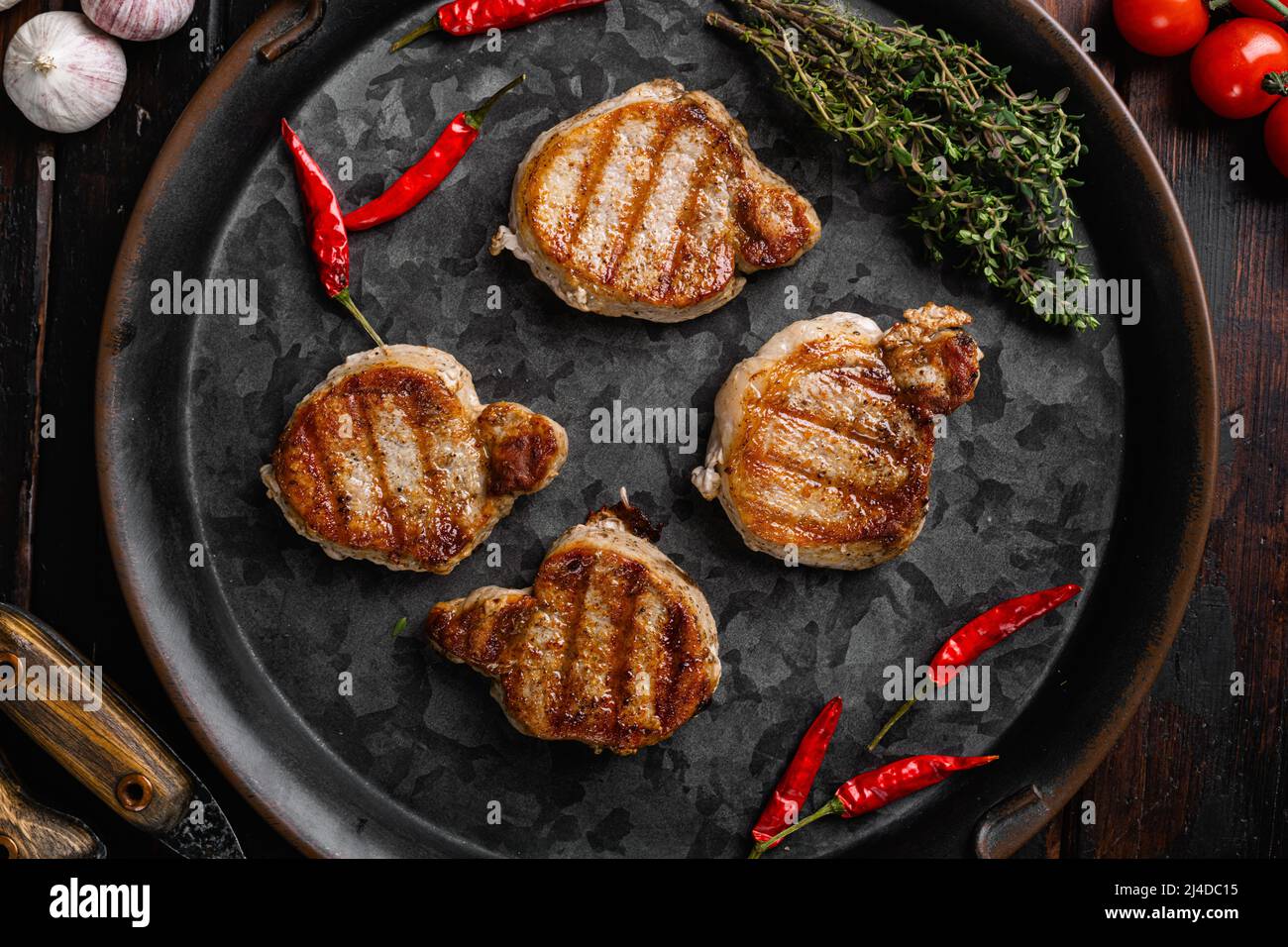 Filetto di maiale alla griglia, su vecchio sfondo di legno scuro tavolo,  vista dall'alto piatto Foto stock - Alamy
