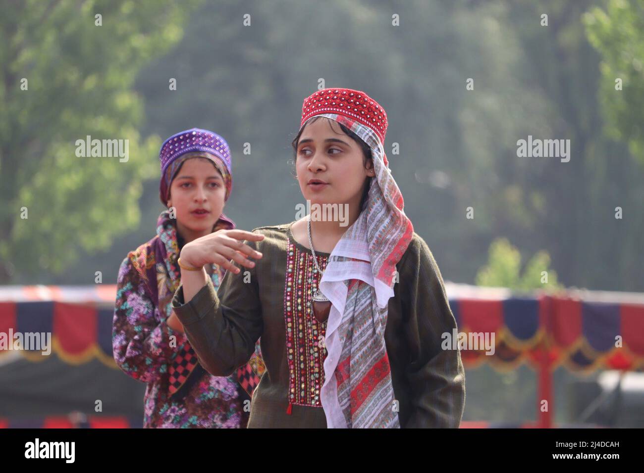 14 aprile 2022, Poonch, Jammu e Kashmir, India: Le giovani donne si esibiscono durante le celebrazioni del Rajouri Day mercoledì 13th aprile 2022 (Credit Image: © Nazim Ali Khan/ZUMA Press Wire) Foto Stock