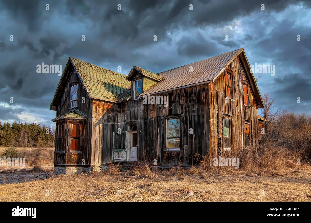 Un vecchio casale abbandonato dall'aspetto spooky in inverno su un cortile in campagna Canada Foto Stock