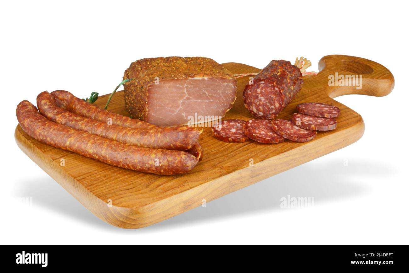Immagine isolata di vassoio di legno con prelibatezze di carne Foto Stock