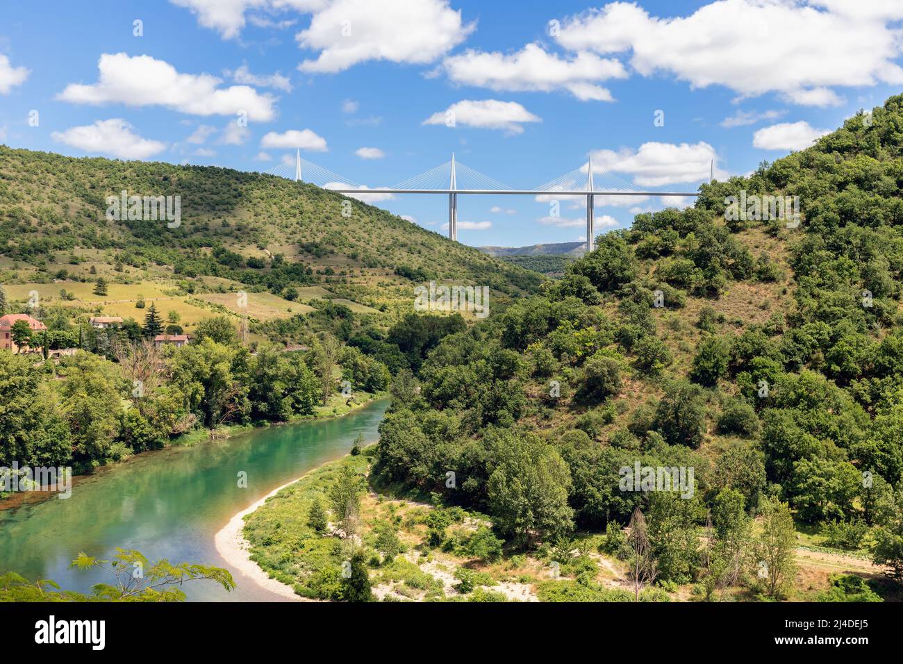 Tandem di architettura contemporanea e natura verde eterna. Viadotto Millau e valle del Tarn con il suo fiume. Aveyron, Occitania, Francia Foto Stock
