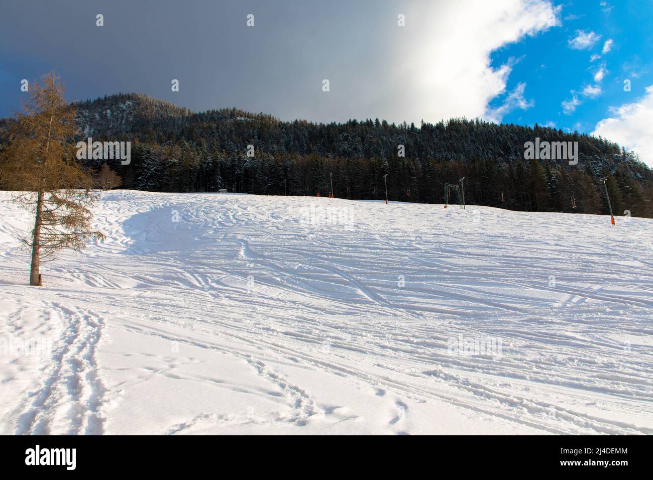 Giornata invernale nella stazione sciistica austriaca alpina con cielo nuvoloso e neve bianca brillante. Steiermark, Austria superiore Foto Stock